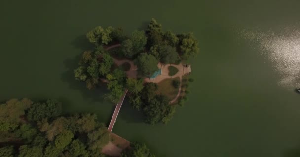 Tournage aérien dans un parc dendrologique pittoresque et romantique — Video