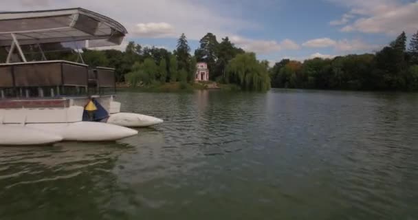 Luftaufnahmen im malerischen und romantischen dendrologischen Park — Stockvideo