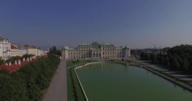 Viyana, Avusturya'da görkemli Belvedere üzerinde uçan