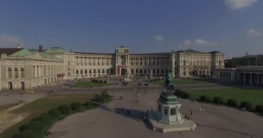 İmparatorluk Sarayı Hofburg üzerinde uçan, Viyana