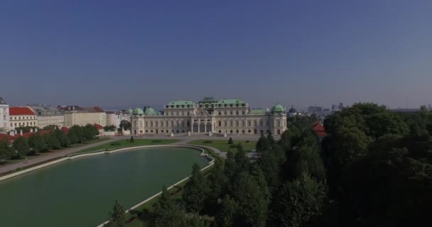 Flying above the majestic Belvedere in Vienna, Austria — Stock Video