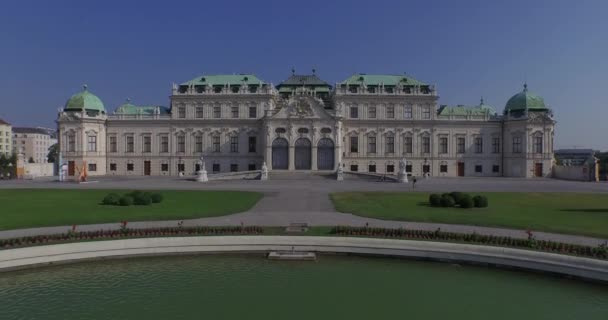 Volando sobre el majestuoso Belvedere en Viena, Austria — Vídeos de Stock