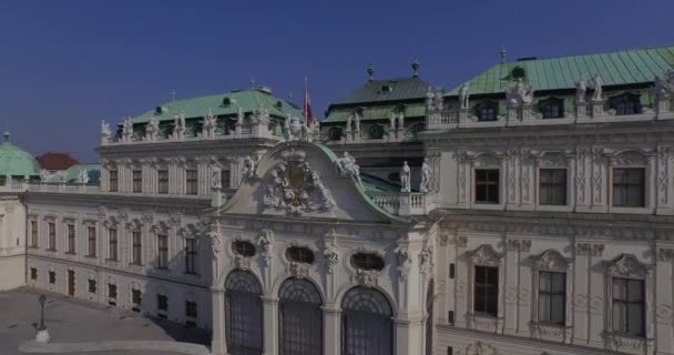 Vliegen boven de majestueuze Belvedere in Wenen, Oostenrijk — Stockvideo