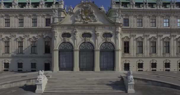 在奥地利维也纳雄伟的贝尔维迪尔上空飞行 — 图库视频影像