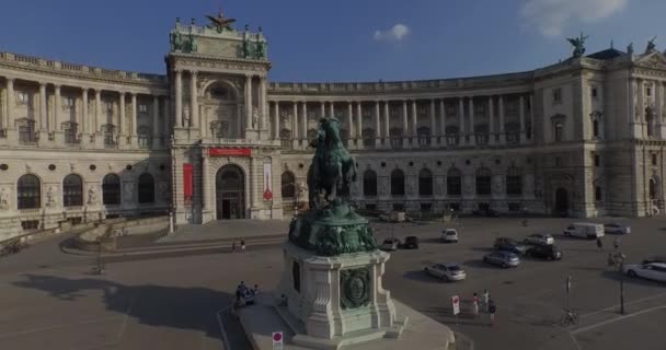 Volando por encima del Palacio Imperial de Hofburg, Viena. Agosto 2015 — Vídeo de stock