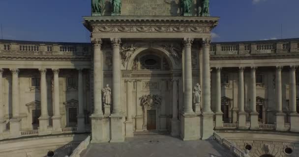 Vliegen boven Keizerlijk Paleis Hofburg, Wenen — Stockvideo