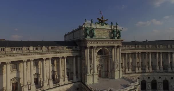 Volando por encima del Palacio Imperial Hofburg, Viena — Vídeos de Stock