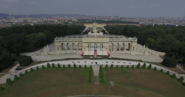 ウィーンの印象的なシェーンブルン宮殿(空中、4k) — ストック動画