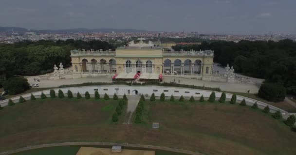 Viyana'daki Etkileyici Schonbrunn Sarayı (Hava, 4k) — Stok video