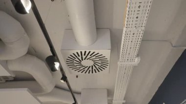 Modern bir mekanda beyaz havalandırma boruları