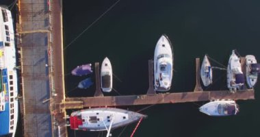 Gün doğumunda şehir limanı. Kentsel hava görünümü