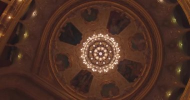 Opera binasıiçinde uçmak