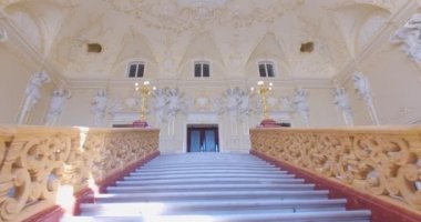 Ukrayna'da Odesa Opera binası içinde Uçan.