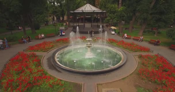 Круглый фонтан в Одесском городском саду. Воздушный удар — стоковое видео