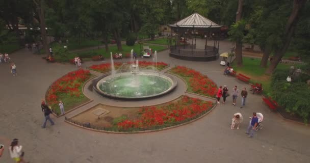 Fuente redonda en jardín de la ciudad de Odesa. Disparo aéreo — Vídeo de stock