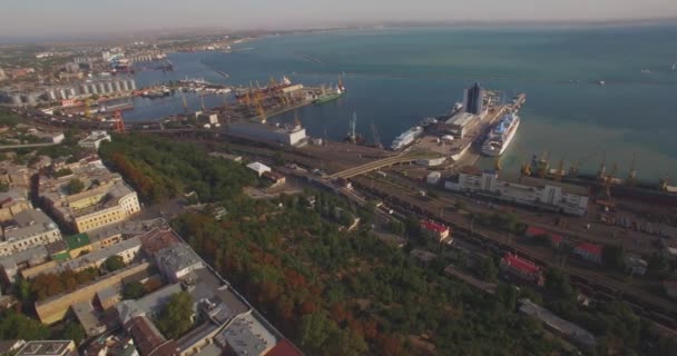 Port miejski na wschód słońca. Miejski widok z lotu ptaka — Wideo stockowe