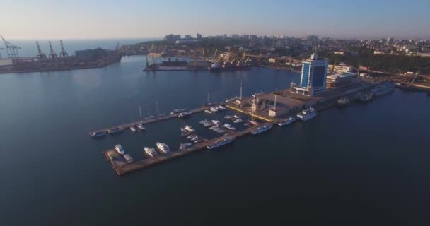 Puerto de la ciudad al amanecer. Vista aérea urbana — Vídeos de Stock