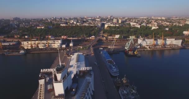 Городской порт на рассвете. Вид на город с воздуха — стоковое видео