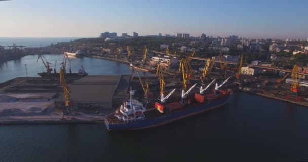 Port de la ville au lever du soleil. Vue aérienne urbaine — Video