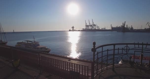 Porto cittadino all'alba. Vista aerea urbana — Video Stock