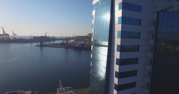 Городской порт на рассвете. Вид на город с воздуха — стоковое видео