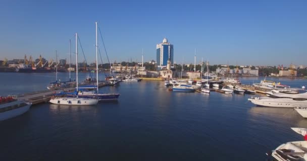 Puerto de la ciudad al amanecer. Vista aérea urbana — Vídeos de Stock