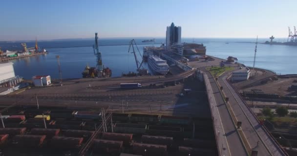 Puerto de la ciudad al amanecer. Vista aérea urbana — Vídeos de Stock