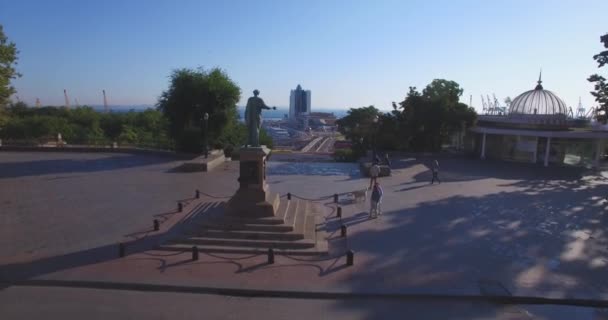 Duke de Richelieu monument in Odesa stad in Oekraïne. Opnames in de lucht in september 2015 — Stockvideo