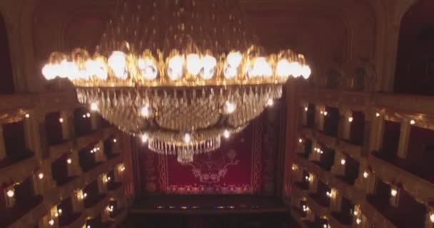 Vliegen in het Opera House — Stockvideo