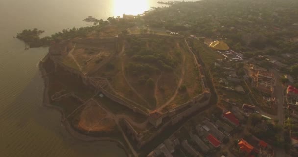 Imagine aeriană uimitoare a cetății istorice din apropierea estuarului râului — Videoclip de stoc