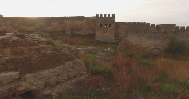 Incredibile immagine aerea della fortezza storica vicino all'estuario del fiume — Video Stock