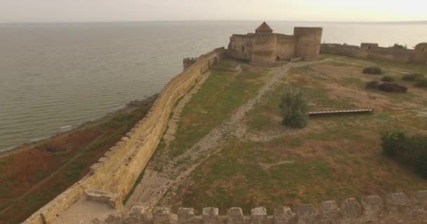 Increíble foto aérea de la fortaleza histórica cerca del estuario del río — Vídeo de stock