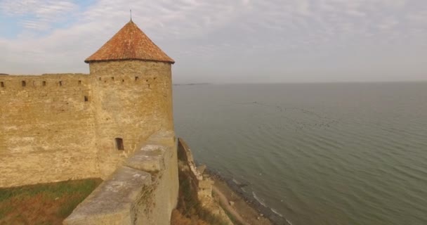 Amazing antenn bild av den historiska fästningen nära flodmynning — Stockvideo