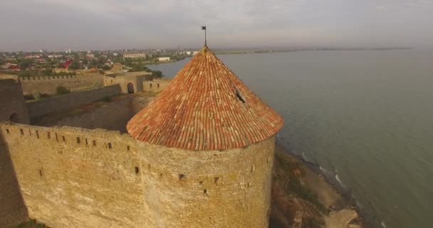 Удивительная воздушная картина исторической крепости у устья реки — стоковое видео