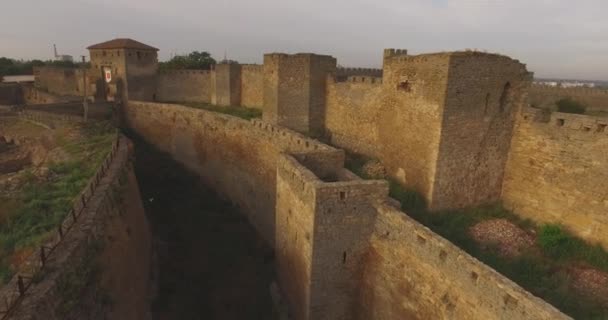 Geweldige luchtfoto van het historische fort in de buurt van de riviermonding van de — Stockvideo