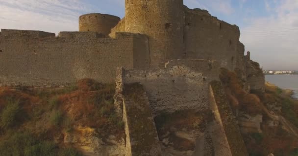 Καταπληκτική εναέρια εικόνα του ιστορικού φρουρίου κοντά στις εκβολές του ποταμού — Αρχείο Βίντεο