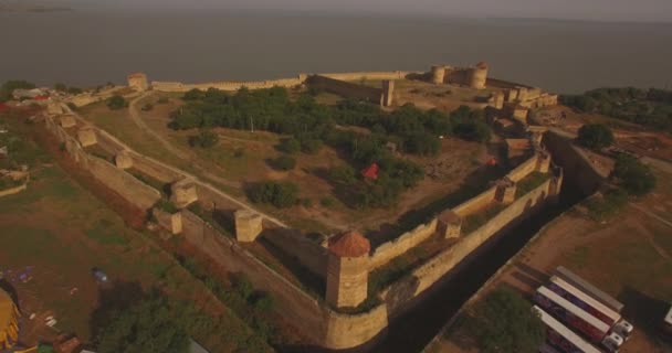 Imagem aérea surpreendente da fortaleza histórica perto do estuário do rio — Vídeo de Stock