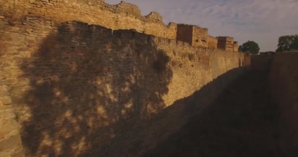Úžasný letecký snímek historické pevnosti nedaleko ústí řeky — Stock video