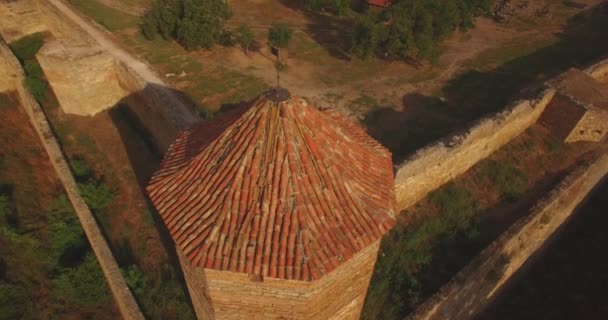 Дивовижна аерофотозйомка історичної фортеці біля річкового лиману — стокове відео