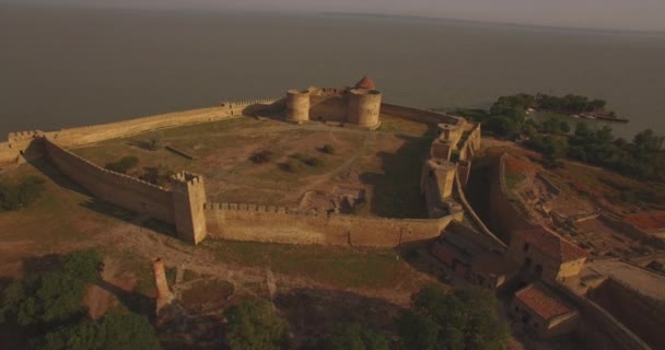 Дивовижна аерофотозйомка історичної фортеці біля річкового лиману — стокове відео