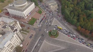 Büyük şehrin trafik. Sabah acele saat. Hava filme