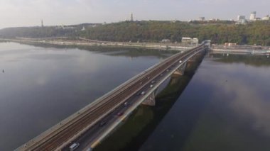 Kiev Dnipro nehri üzerinden Metro Köprüsü'nde Hareket Tren. Hava