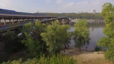 Kiev Dnipro nehri üzerinden Metro Köprüsü'nde Hareket Tren. Hava