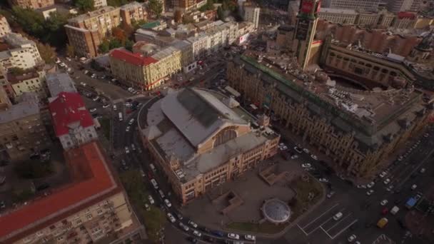 Volando por encima del centro de Kiev cerca del histórico mercado de Besarabka — Vídeos de Stock