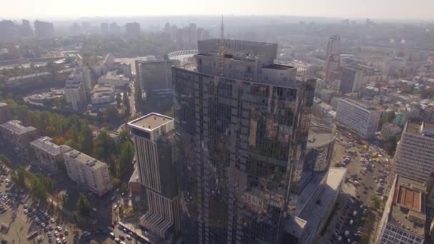 Stadtreflexion an den Fenstern des Wolkenkratzers — Stockvideo