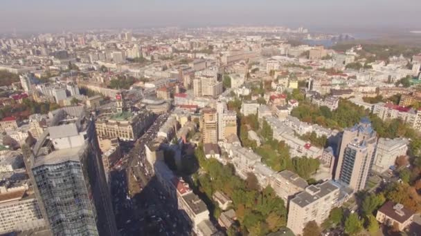 Flying above the skyscraper — Stock Video