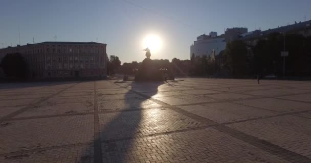 Il simbolo di Kiev il Monumento a cosacco è il comandante Bogdan Khmelnitsky. Aerea — Video Stock