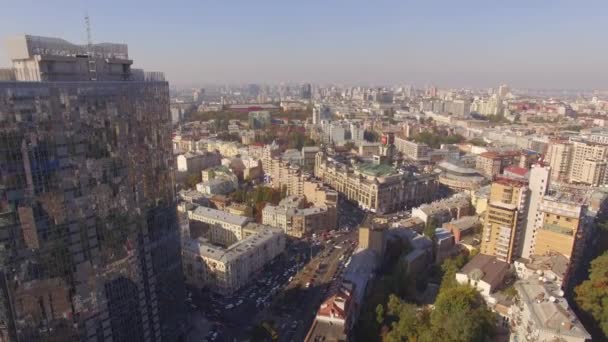 Reflexión de la ciudad sobre las ventanas del rascacielos — Vídeos de Stock