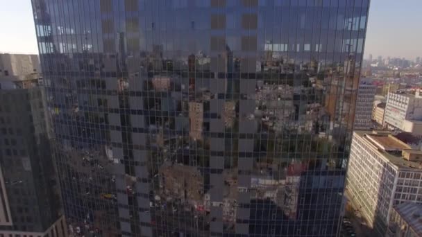 Stad reflectie over de wolkenkrabber windows — Stockvideo