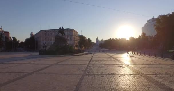 Place vide près du monument au cosaque est le commandant Bogdan Khmelnitsky. Aérien — Video